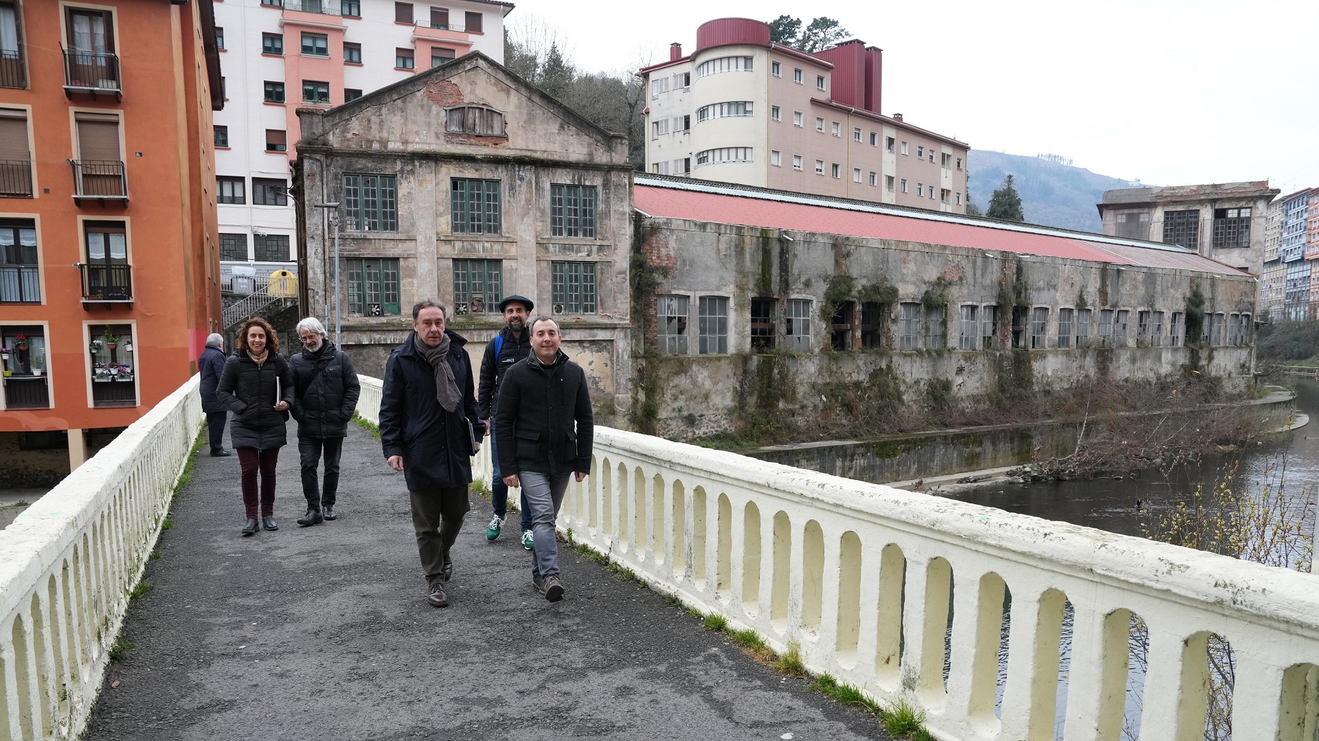 URAko zuzendaria eta Soraluzeko alkatea talde teknikoarekin lanen eremura bisitan