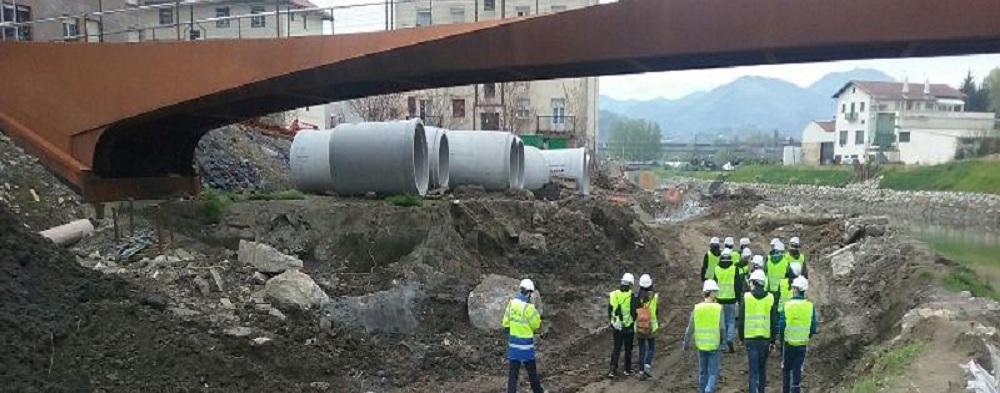 Estudiantes de la UPV/EHU visitan  las obras que URA acomete para la defensa  ante inundaciones en el barrio donostiarra de Martutene