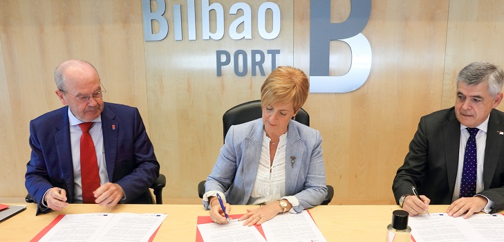 Representantes de URA, la Autoridad Portuaria de Bilbao y el Consorcio de Aguas de Bilbao Bizkaia. En la foto, de izquierda a derecha, Rikardo Barkala, Arantxa Tapia y  Kepa Odriozola.