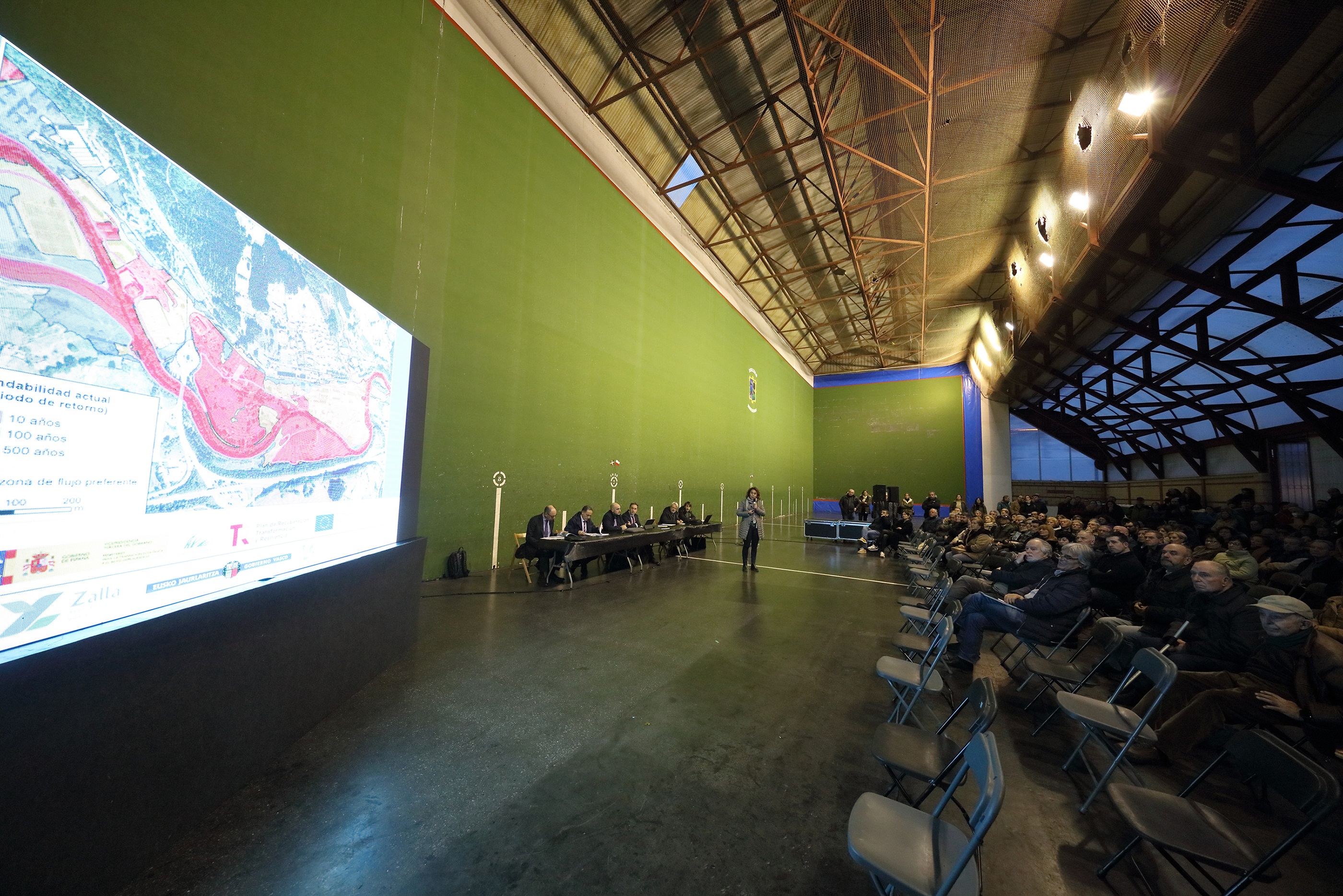 Presentación del proyecto de Aranguren en el frontón de Zalla