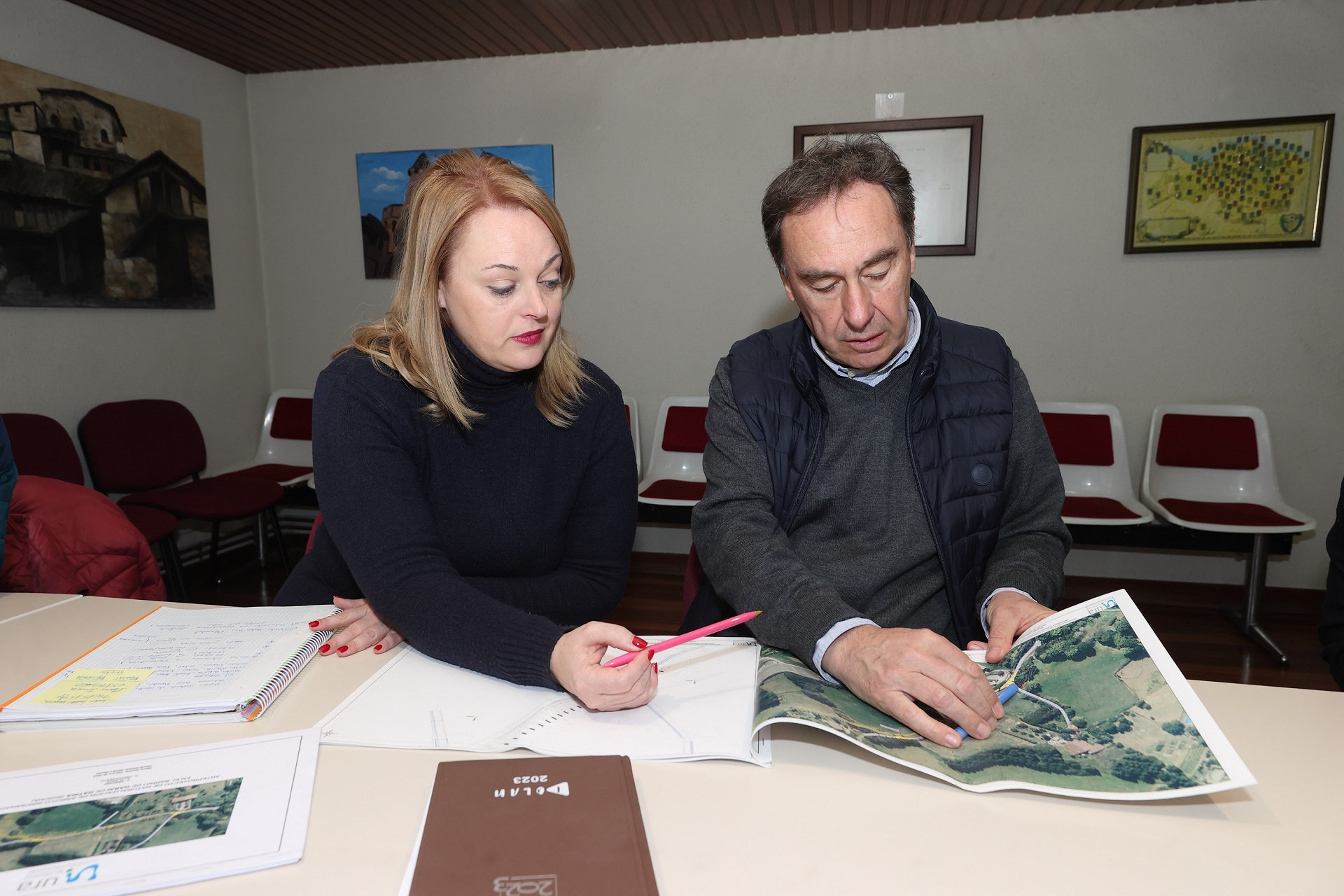 El director de URA y la alcaldesa revisando documentaci&oacute;n del proyecto